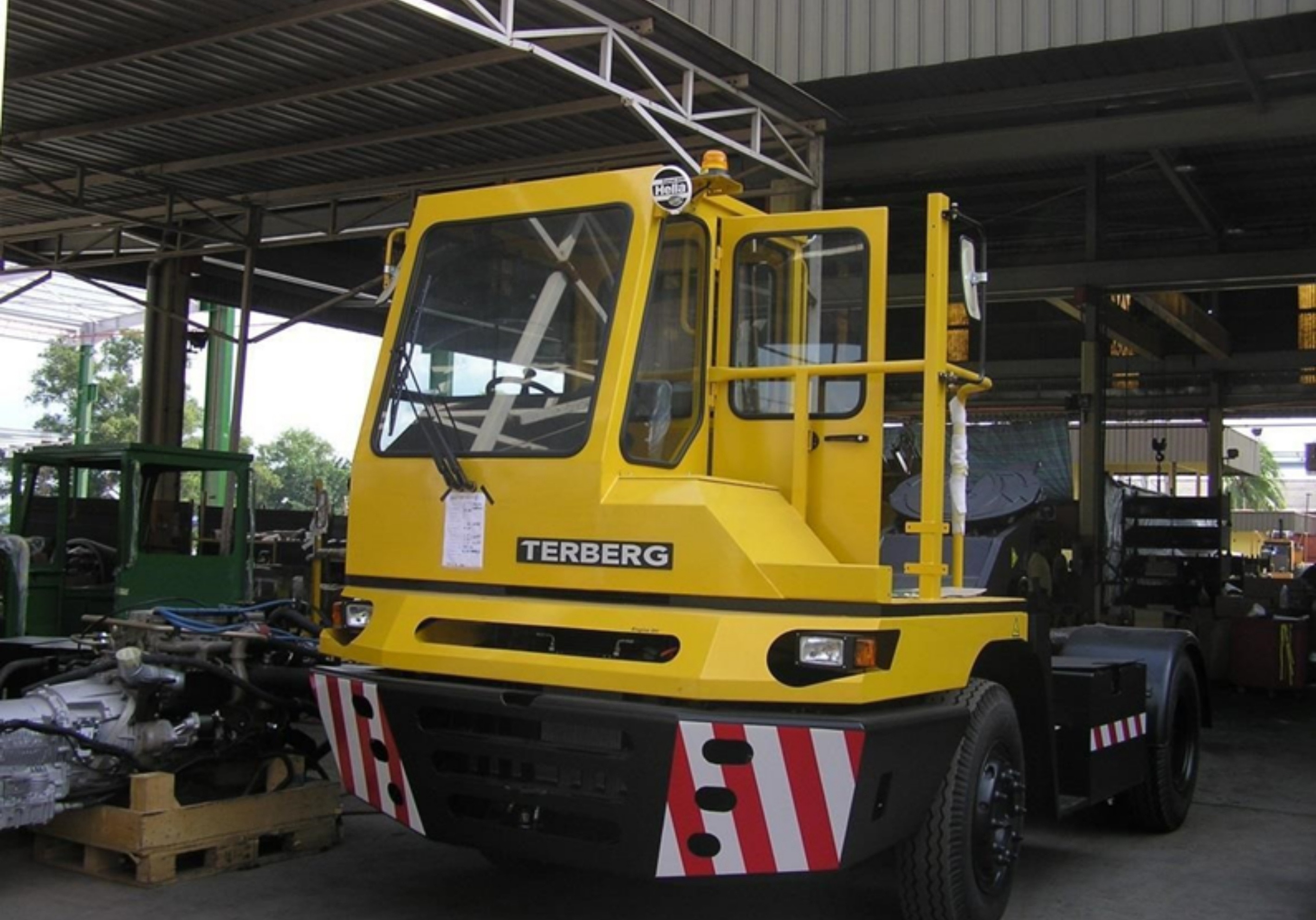 Terminal tractor